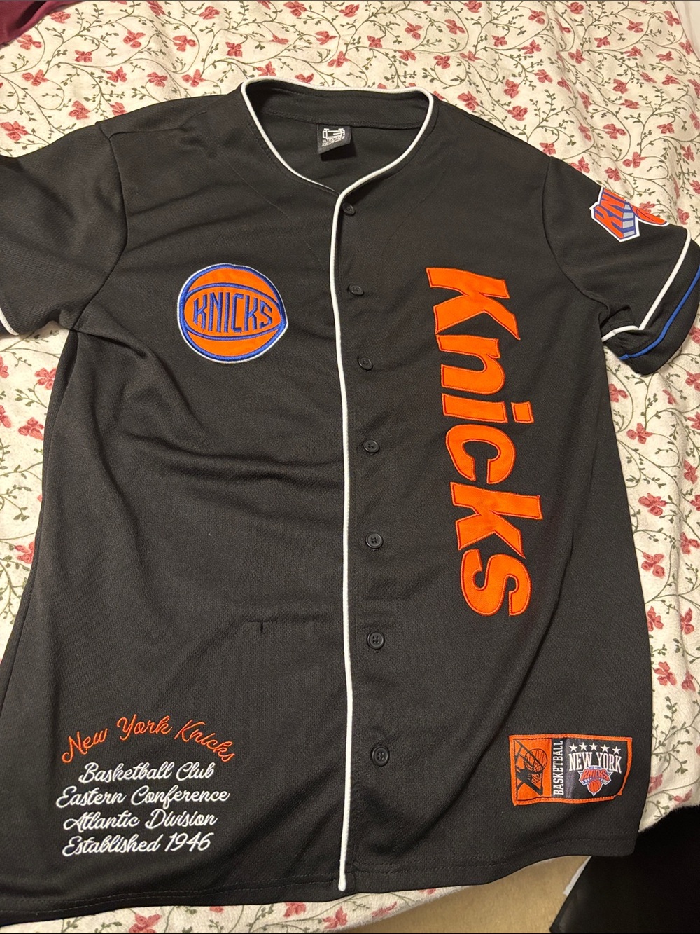 Knicks Black V-Neck Athletic Top with White Piping